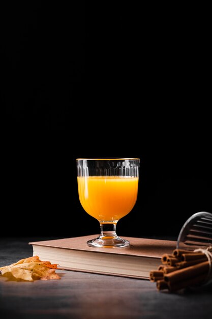 Verre d'espace de copie de jus d'orange