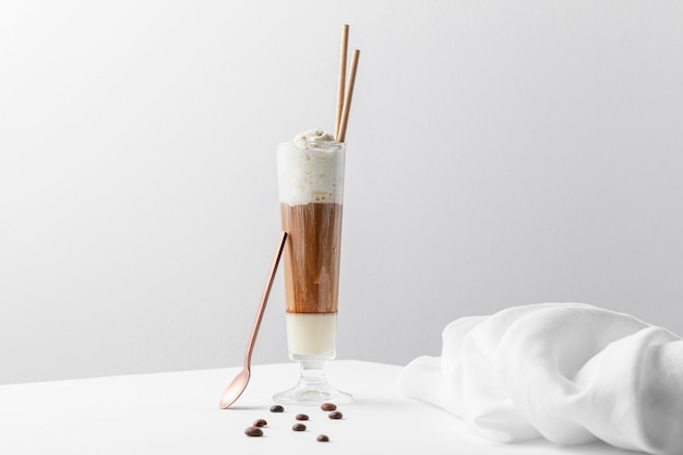 Photo gratuite verre de frappucino sur table