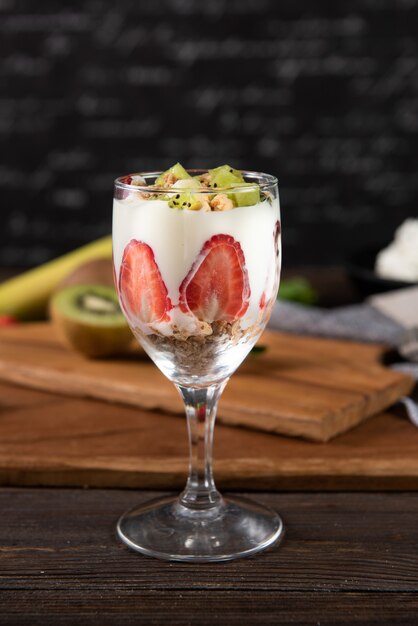 Verre avec fruits et yaourt