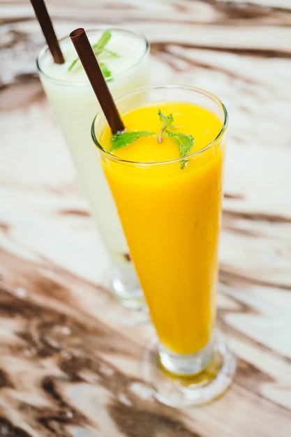 verre glacé au smoothie à la mangue