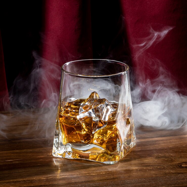 Photo gratuit verre avec glaçon et fumée