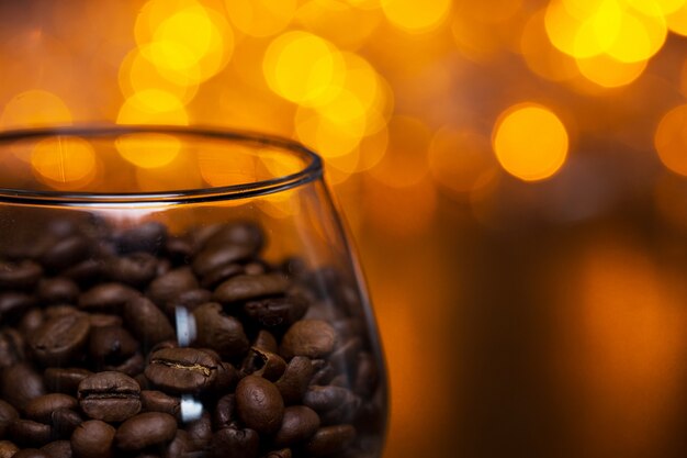 Verre avec grains de café