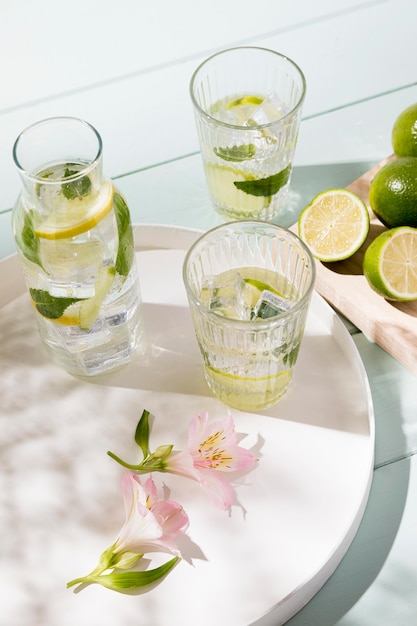 Photo gratuite verre grand angle avec boisson au citron vert