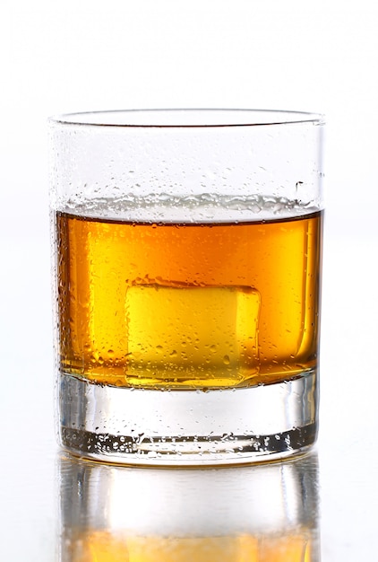 Verre Humide Avec Du Whisky à L'intérieur