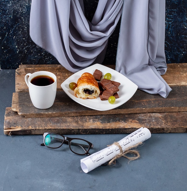 Photo gratuite un verre de jus et demi d'orange sur la table.