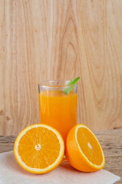 Photo gratuite verre de jus d'orange posé sur du bois.