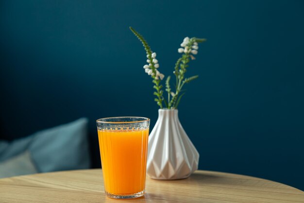 Un Verre De Jus D'orange Sur Une Table Dans Un Intérieur Bleu