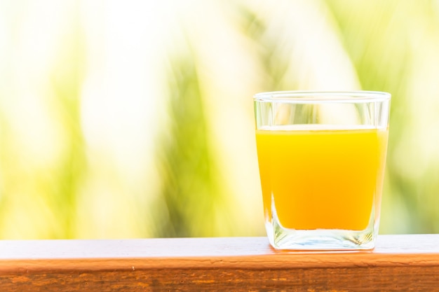 Photo gratuite verre de jus d'orange