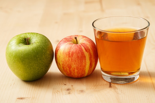 Photo gratuite verre de jus de pomme