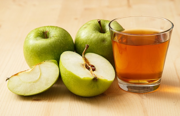 Photo gratuite verre de jus de pomme