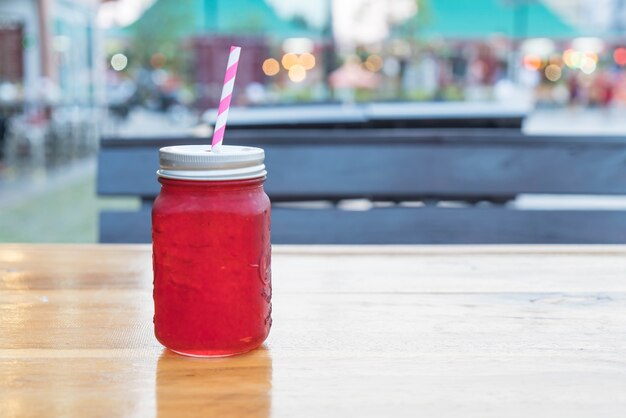 Verre de jus de roséte froid