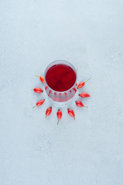 Photo gratuite verre de jus rouge