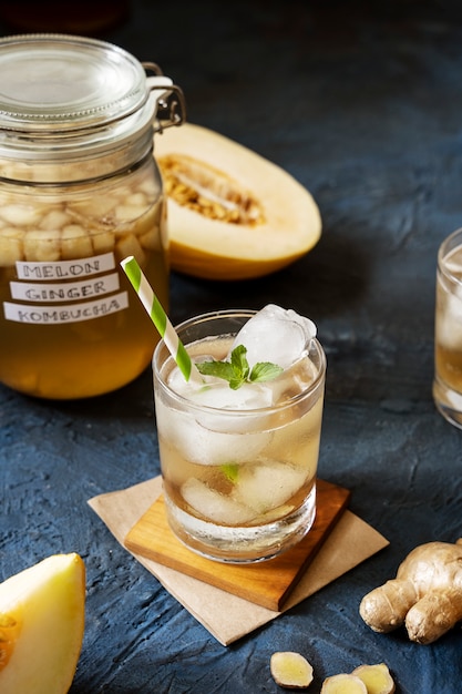 Verre De Kombucha Au Citron Délicieux à Angle élevé