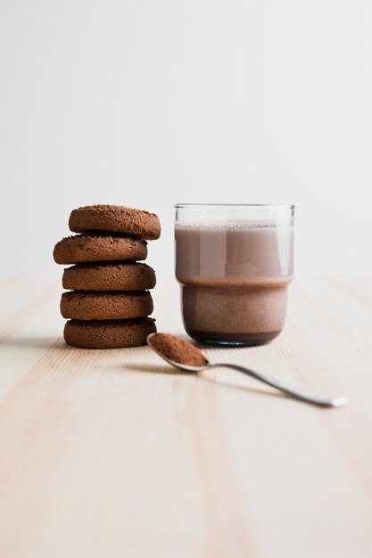 Verre de lait au chocolat avec des biscuits