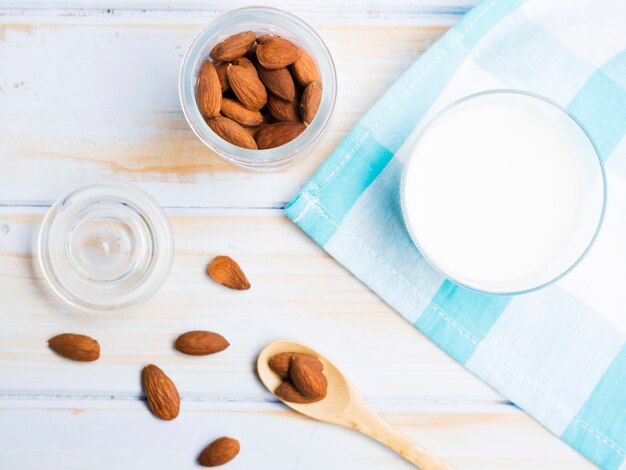 Verre de lait aux amandes