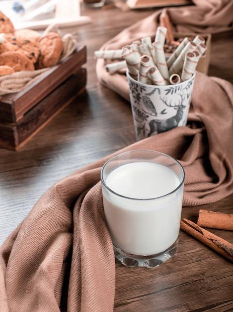 Un verre de lait avec des bâtons de gaufre