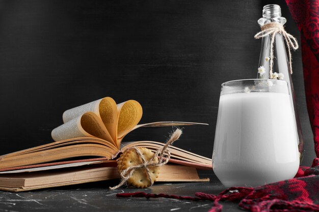 Un verre de lait avec des biscuits.