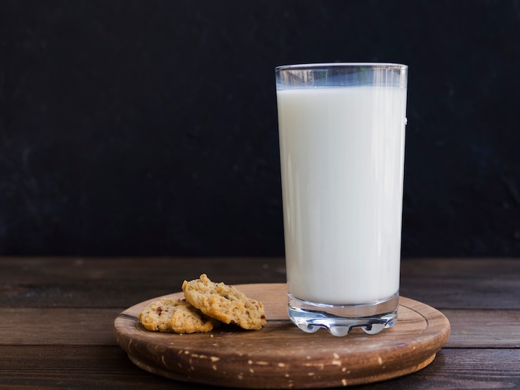 Photo gratuit un verre de lait et des biscuits.