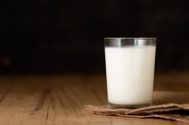 Photo gratuite verre de lait contre