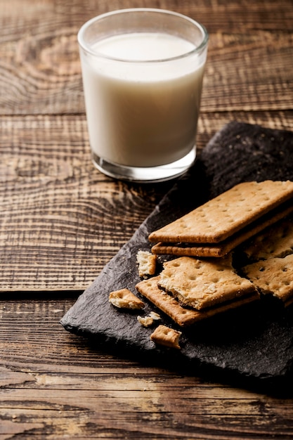 verre de lait et délicieux biscuits