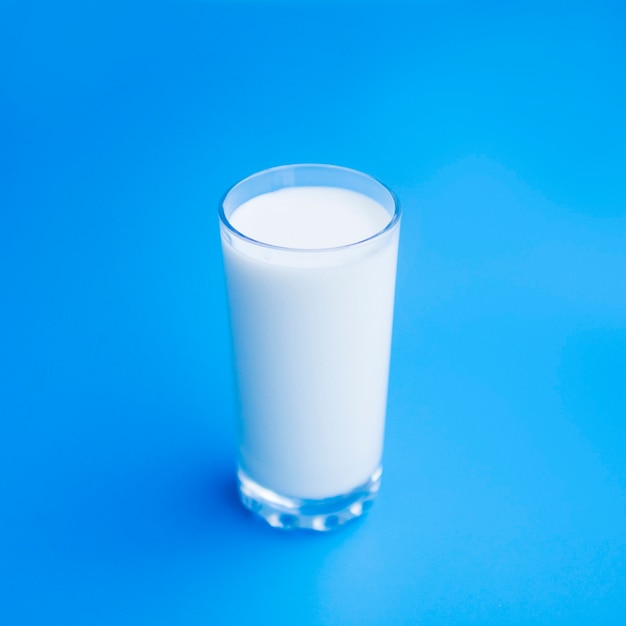 Photo gratuite un verre de lait frais