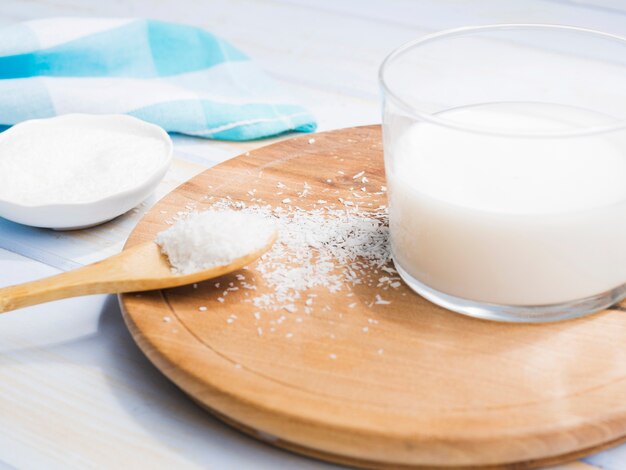 Verre de lait avec noix de coco râpée