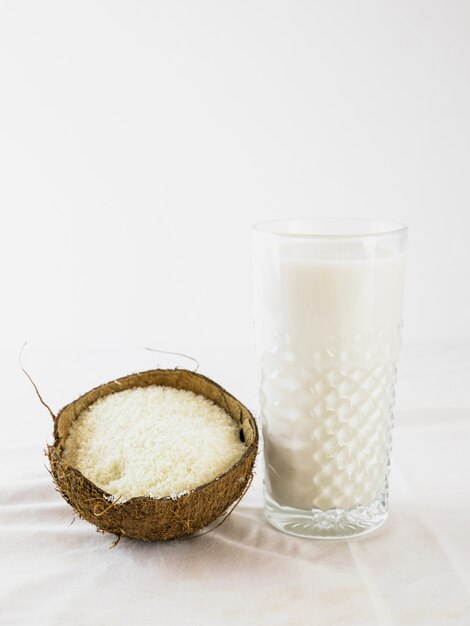 Verre de lait et noix de coco