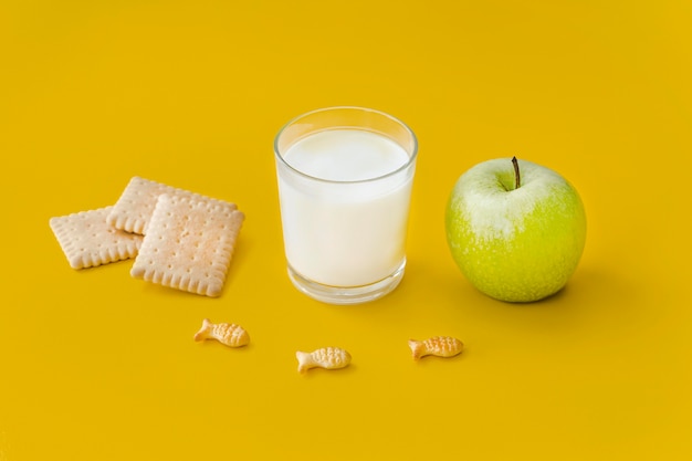 Photo gratuite verre de lait et pomme