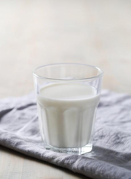 Verre de lait sur table en bois