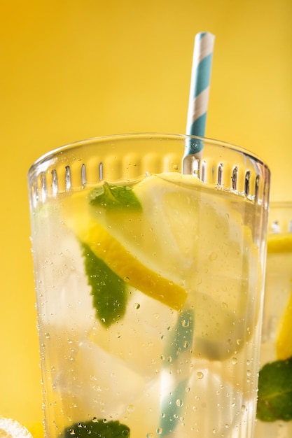 Verre de limonade fraîche sur fond jaune