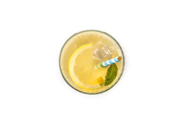 Verre de limonade fraîche isolé sur fond blanc