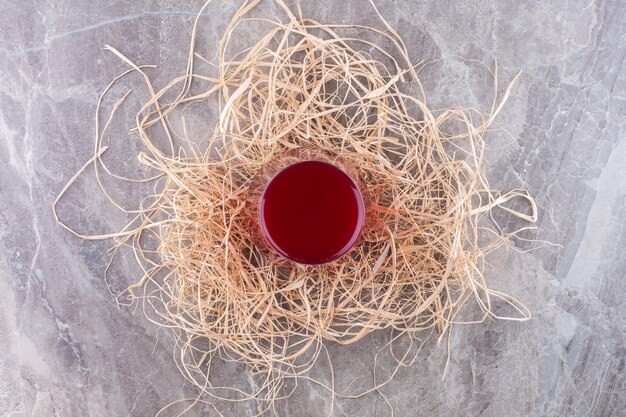 Verre de limonade froide sur fond de marbre. photo de haute qualité