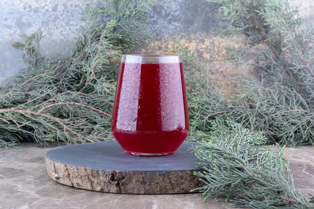 Verre de limonade froide sur pièce en bois