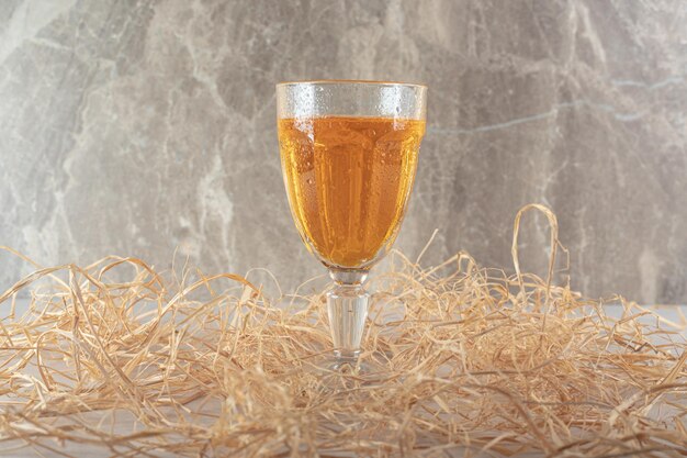 Verre de limonade froide sur une surface en marbre