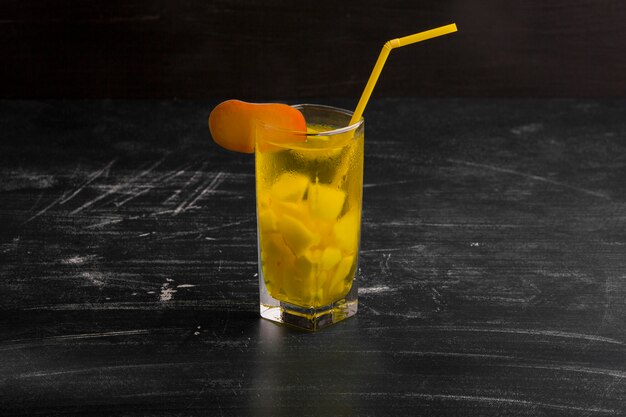 Un verre de limonade isolé sur fond noir