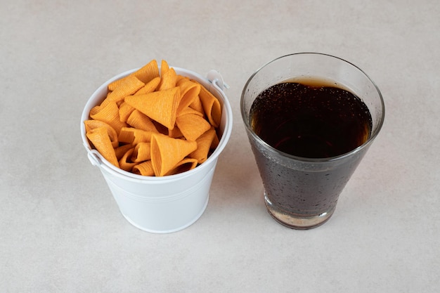 Verre de limonade et seau de chips en forme de triangle