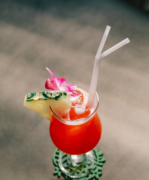 Photo gratuite un verre de mai thai cocktail à la piscine dans un hôtel familial à ko samui, thaïlande