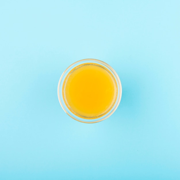 Verre minimaliste vue de dessus avec jus d'agrumes