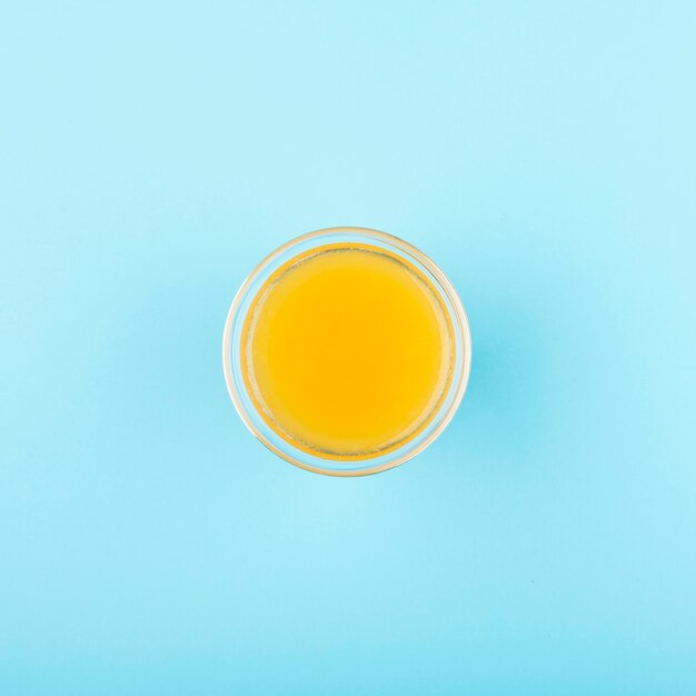 Verre minimaliste vue de dessus avec jus d'agrumes