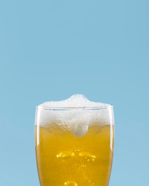 Photo gratuite verre avec mousse de bière