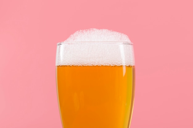 Photo gratuite verre avec mousse de bière