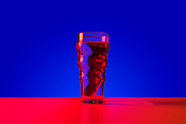 Verre avec reflet d'un homme