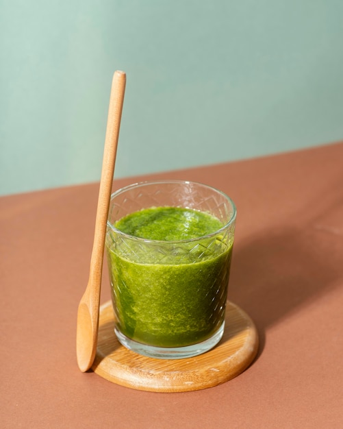 Verre à smoothie à angle élevé et cuillère en bois