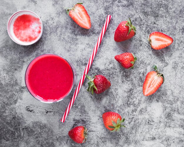 Verre avec smoothie aux fraises