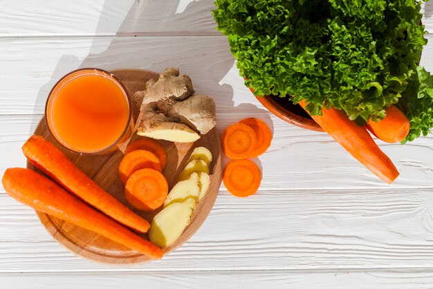 Verre de smoothie aux légumes coupés