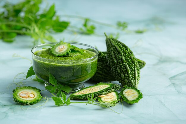 un verre de smoothie à la courge amère avec de la courge amère achetée