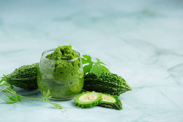 un verre de smoothie à la courge amère avec de la courge amère achetée