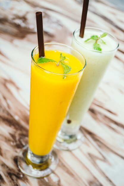 Verre de smoothie glacé à la mangue