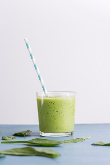 Photo gratuite verre et smoothie vue de face