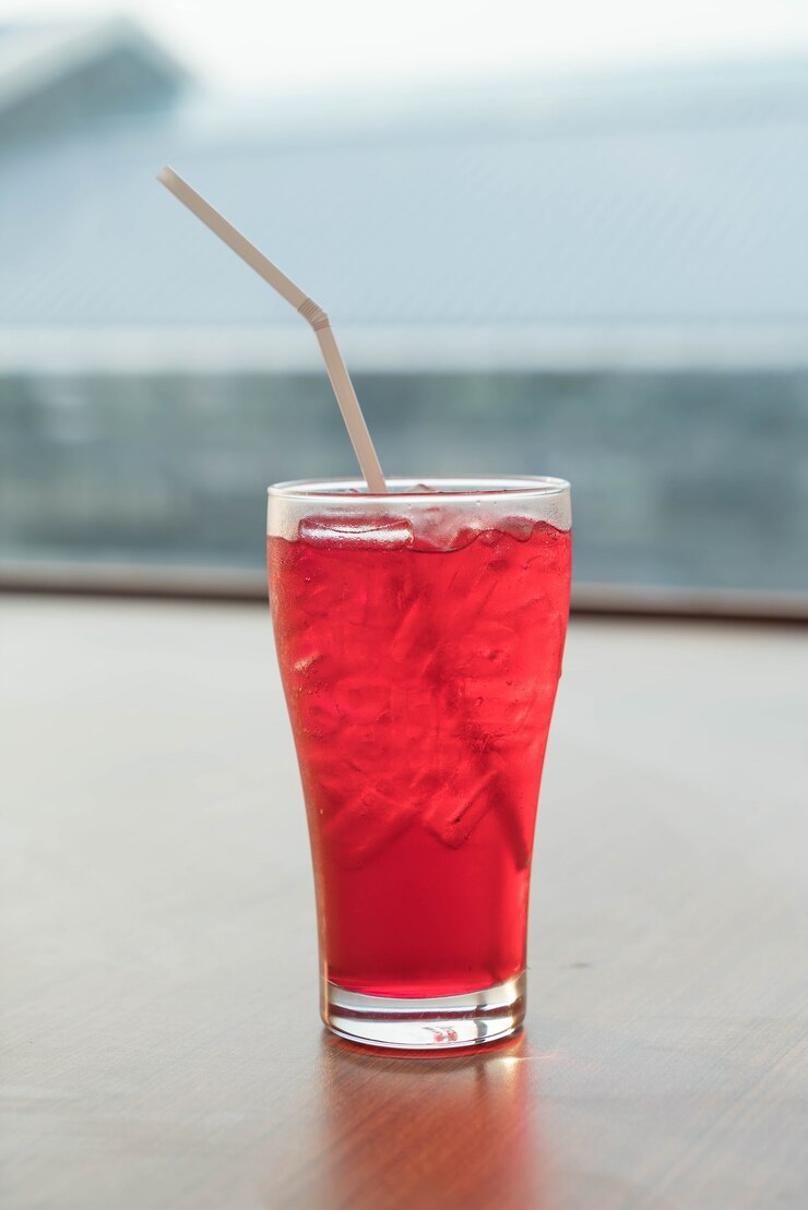 Photo gratuit verre de soda rouge glacé